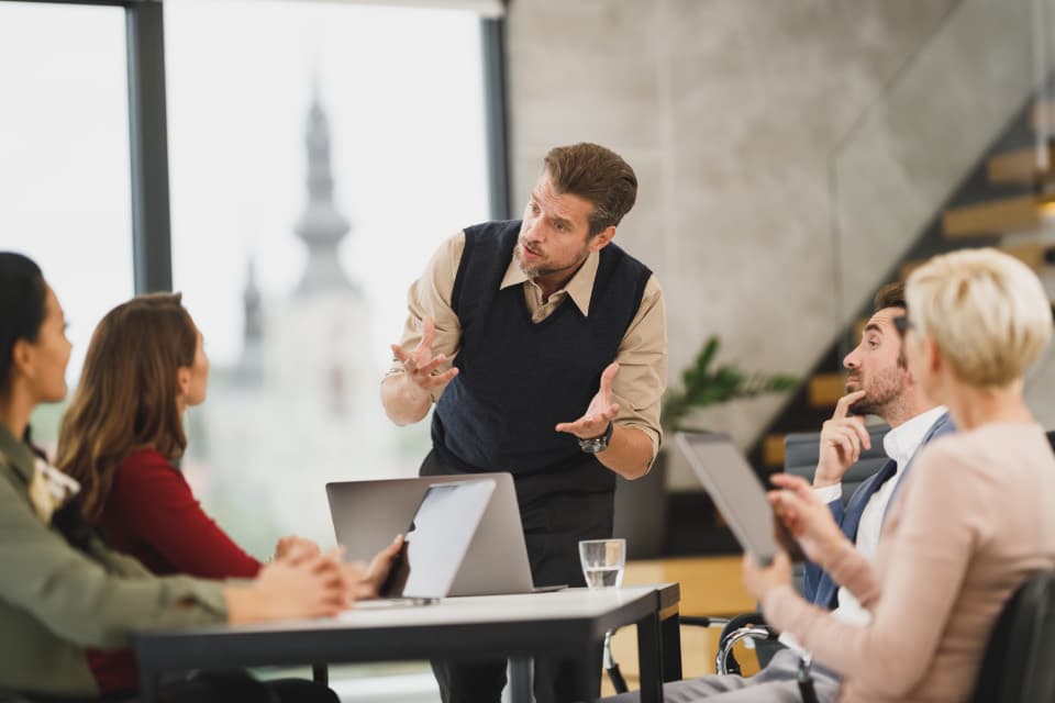 Team im Gespräch an einem Besprechungstisch