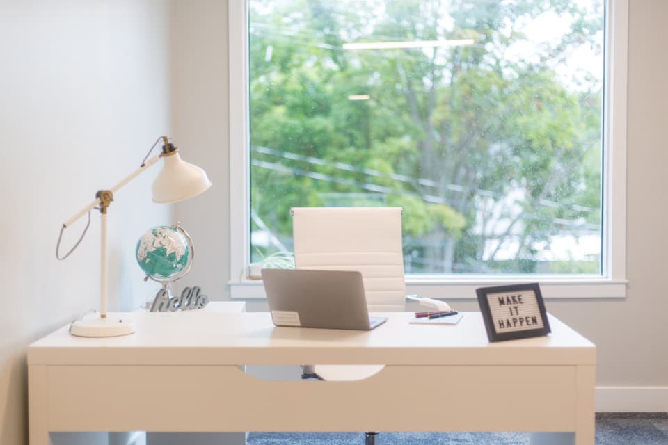 Heller Arbeitsplatz mit Laptop