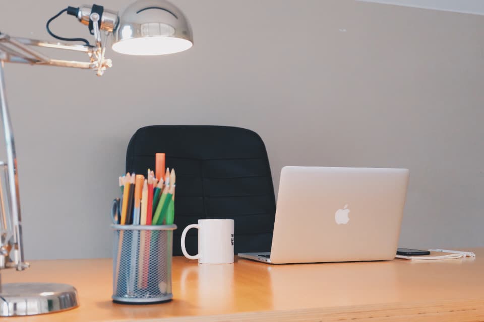 Aufgeräumter Schreibtisch mit Computer