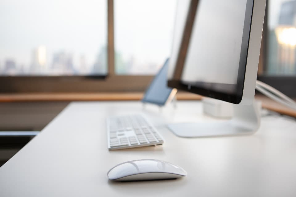 Heller Arbeitsplatz mit Laptop