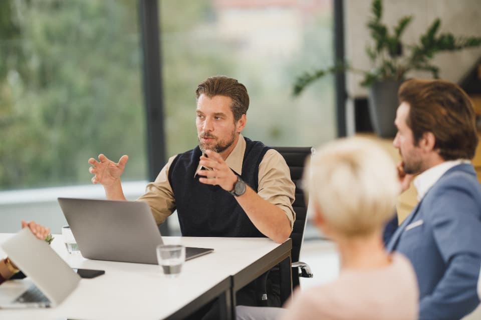 Besprechung im Team an einem hellen Tisch